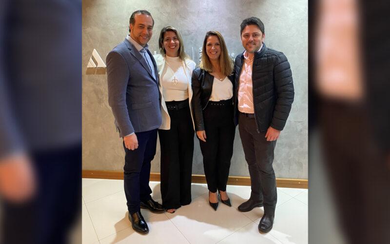 Rodrigo Pecoraro, Diretor Executivo de Seguros Sabemi; Raquel Guerreiro, gestora de Produtos e Serviços Sodexo; Janaina Serra, head Regional de Seguros Sabemi; Thiago Schmidt, head Nacional de Seguros Sabemi / Foto: Divulgação