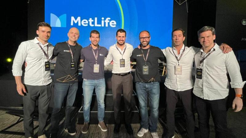 Carlos Eduardo Fernandez - Head Comercial XP; Marcelo Tomei – VP Comercial de Parcerias MetLife; Gustavo Pires - Sócio e Diretor Execeutivo XP; Caio Peres - Sócio e Head Inside Sales XP; André Iziquiel - Superintendente Comercial de Parcerias e Novos Negócios MetLife; Roberto Teixeira - Sócio e Head da XP Seguridade e Rodrigo Saldanha - Head de Produtos e Comercial XP / Divulgação
