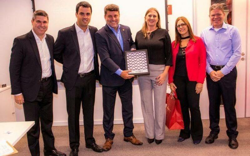 Da esquerda para a direita: Marcelo Rosseti, Superintendente da Bradesco Vida e Previdência Matriz SP; José Luiz Fontes, Superintendente da Bradesco Vida e Previdência Regional RJ; Octávio Perissé, presidente do CVG-RJ; Karen Leticia Nichel, Superintendente Comercial da Bradesco Vida e Previdência Sucursal RJ; Sonia Marra, diretora de Ensino do CVG-RJ e Romildo Rocha, Superintendente Comercial Regional RJ / Foto: Dalvino Santino / Divulgação