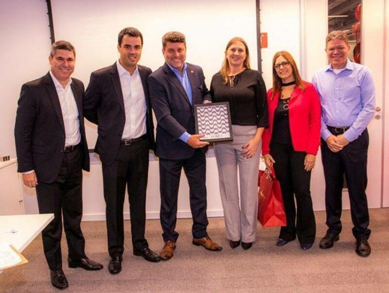 Da esquerda para a direita: Marcelo Rosseti, Superintendente da Bradesco Vida e Previdência Matriz SP; José Luiz Fontes, Superintendente da Bradesco Vida e Previdência Regional RJ; Octávio Perissé, presidente do CVG-RJ; Karen Leticia Nichel, Superintendente Comercial da Bradesco Vida e Previdência Sucursal RJ; Sonia Marra, diretora de Ensino do CVG-RJ e Romildo Rocha, Superintendente Comercial Regional RJ / Foto: Dalvino Santino / Divulgação