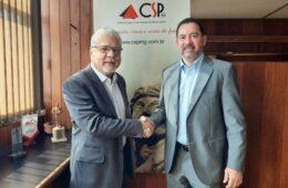 Presidente do CSP-MG, João Paulo Moreira de Mello, recebe o presidente da CNseg, na sede do Clube, em Belo Horizonte (MG) / Foto: Divulgação