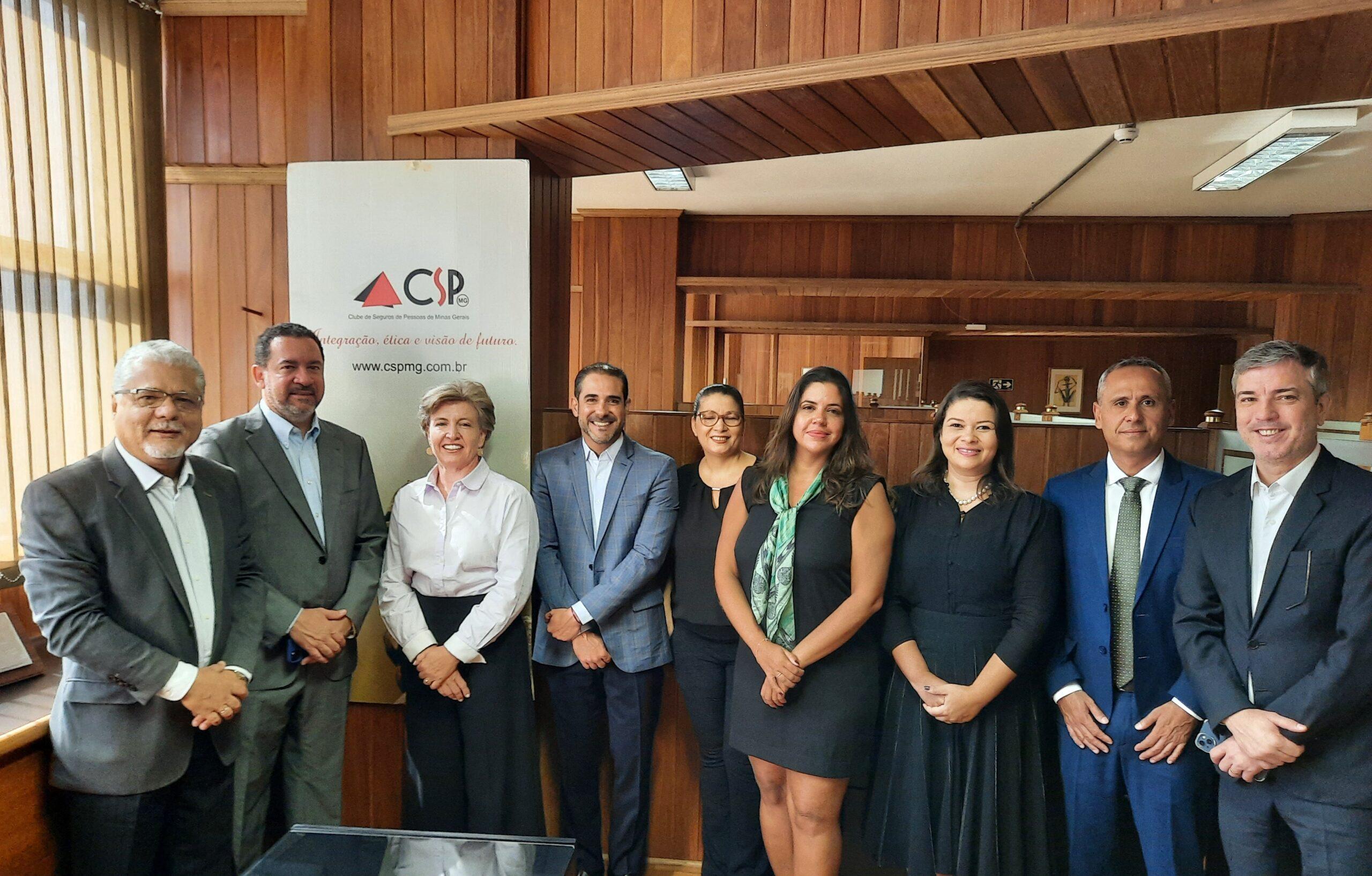João Paulo Mello (presidente do CSP-MG), Dyogo Oliveira (presidente da CNseg), Adriana Queiroz (assessora especial da Presidência), Gustavo Brum (superintendente executivo de Gabinete), Elenice Souto (secretária executiva do CSP-MG), Renata Busch (assessora de imprensa da CNseg), Glauce Carvalhal (diretora Jurídica), Genildo Lins (diretor de Relações Institucionais) e André Vasco (diretor de Serviços às Associadas) / Divulgação