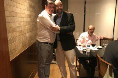 No jantar de fevereiro, Luis Cláudio Freitas recebeu o distintivo da confraria do seu padrinho Gilberto Villela, diretor financeiro do Clube da Bolinha / Foto: Divulgação
