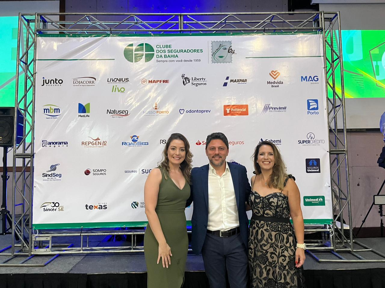 Janaina Serra e Thiago Schmidt, da Sabemi, com Rita Graziano, da Europ Assistance Brasil / Foto: Divulgação