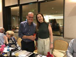 Helio Portocarrero foi sorteado com a caneta dos aniversariantes de abril, entregue por Beatriz Herranz / Foto: Divulgação