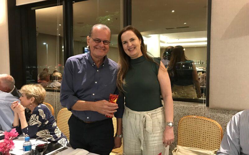 Helio Portocarrero foi sorteado com a caneta dos aniversariantes de abril, entregue por Beatriz Herranz / Foto: Divulgação