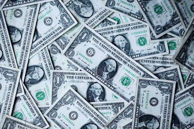 Dólar mantém liderança em venda de moeda em espécie e registra alta no volume operado em março / Foto: Alexander Grey / Unsplash Images