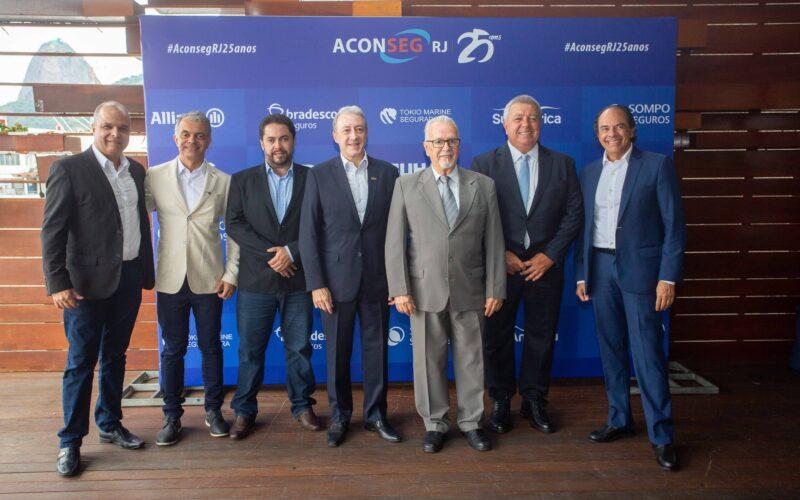 Da esquerda para direita: Jader Pereira de Abreu Filho, vice-presidente da Aconseg-MG; Djalma Ferraz, presidente da Aconseg-NNE; Robson Augusto Carneiro, presidente Aconseg-MG; Marcos Colantonio, presidente do Conselho de administração da Aconseg-SP; Joffre Nolasco, presidente da Aconseg-RJ; Luiz Philipe Baeta Neves, diretor financeiro da Aconseg-RJ e Hélio Opipari Junior, presidente da Aconseg-SP / Foto: Rafael Wallace / Divulgação