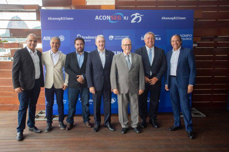 Da esquerda para direita: Jader Pereira de Abreu Filho, vice-presidente da Aconseg-MG; Djalma Ferraz, presidente da Aconseg-NNE; Robson Augusto Carneiro, presidente Aconseg-MG; Marcos Colantonio, presidente do Conselho de administração da Aconseg-SP; Joffre Nolasco, presidente da Aconseg-RJ; Luiz Philipe Baeta Neves, diretor financeiro da Aconseg-RJ e Hélio Opipari Junior, presidente da Aconseg-SP / Foto: Rafael Wallace / Divulgação