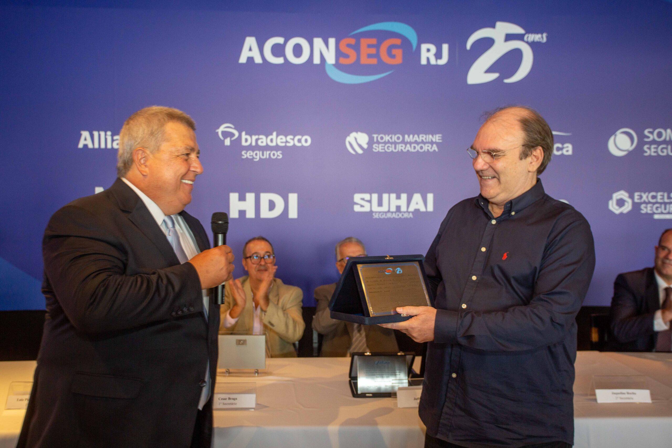 O reitor da Universidade Aconseg, Luiz Philipe Baeta Neves, entrega a placa comemorativa dos 25 anos ao decano da Universidade Aconseg-RJ, professor e parceiro Wagner Attina da Indor-RH / Foto: Rafael Wallace / Divulgação