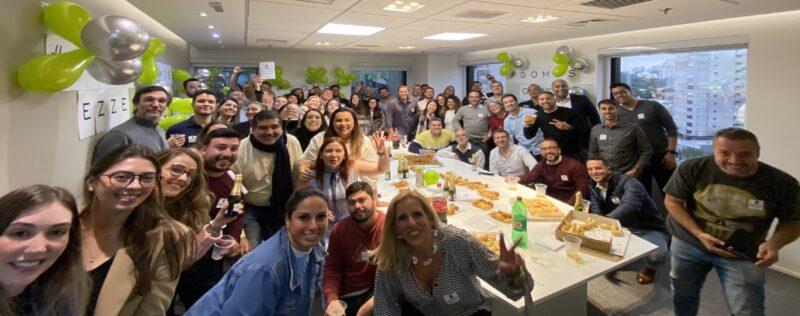 Parte da equipe da EZZE Seguros / Foto: Divulgação