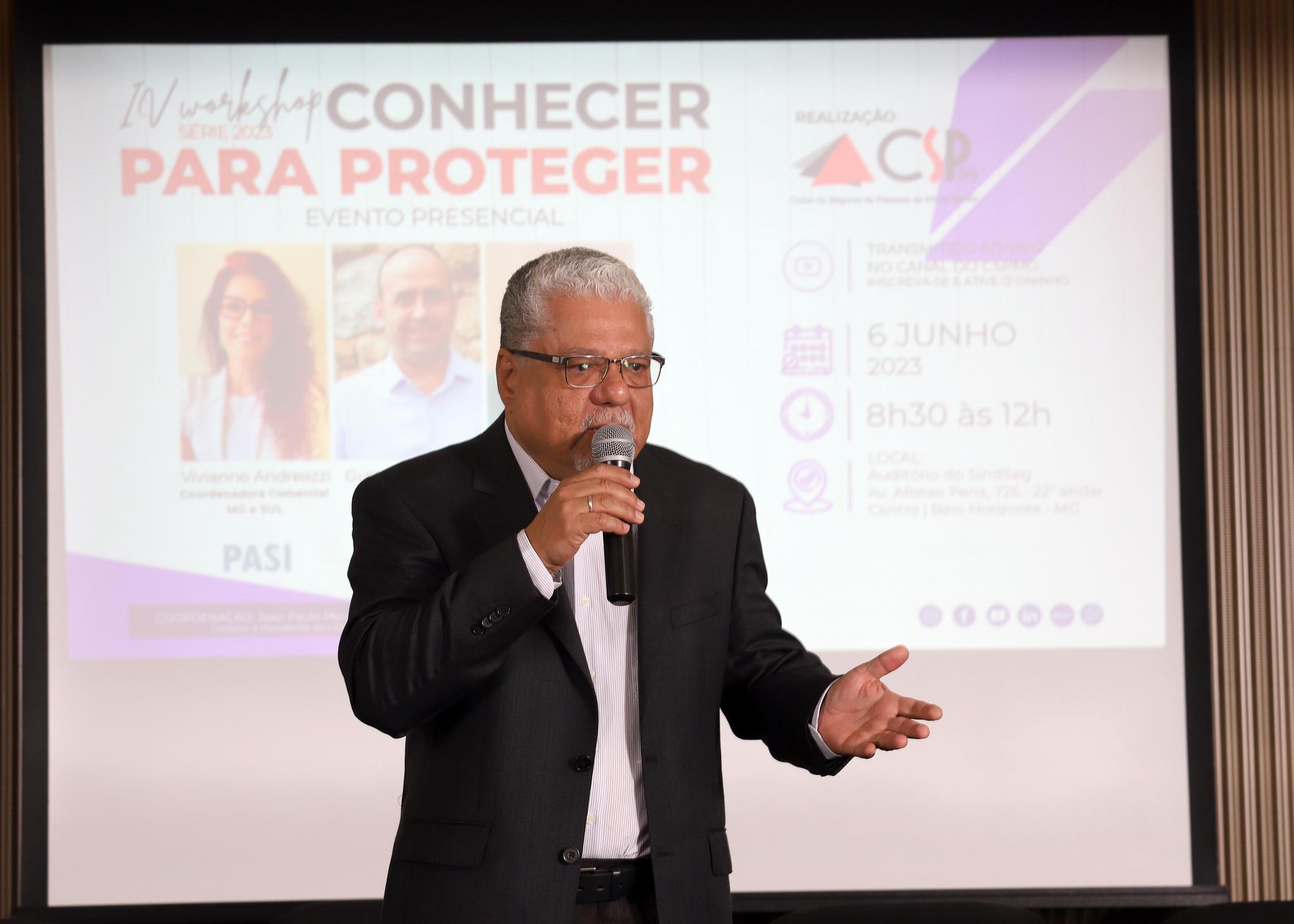 Na abertura do evento, o presidente do CSP-MG, João Paulo Mello, demonstra “satisfação em reunir no IV Workshop Conhecer para Proteger três das primeiras beneméritas que ajudaram na fundação da entidade” / Foto: Arnaldo Athayde / Divulgação