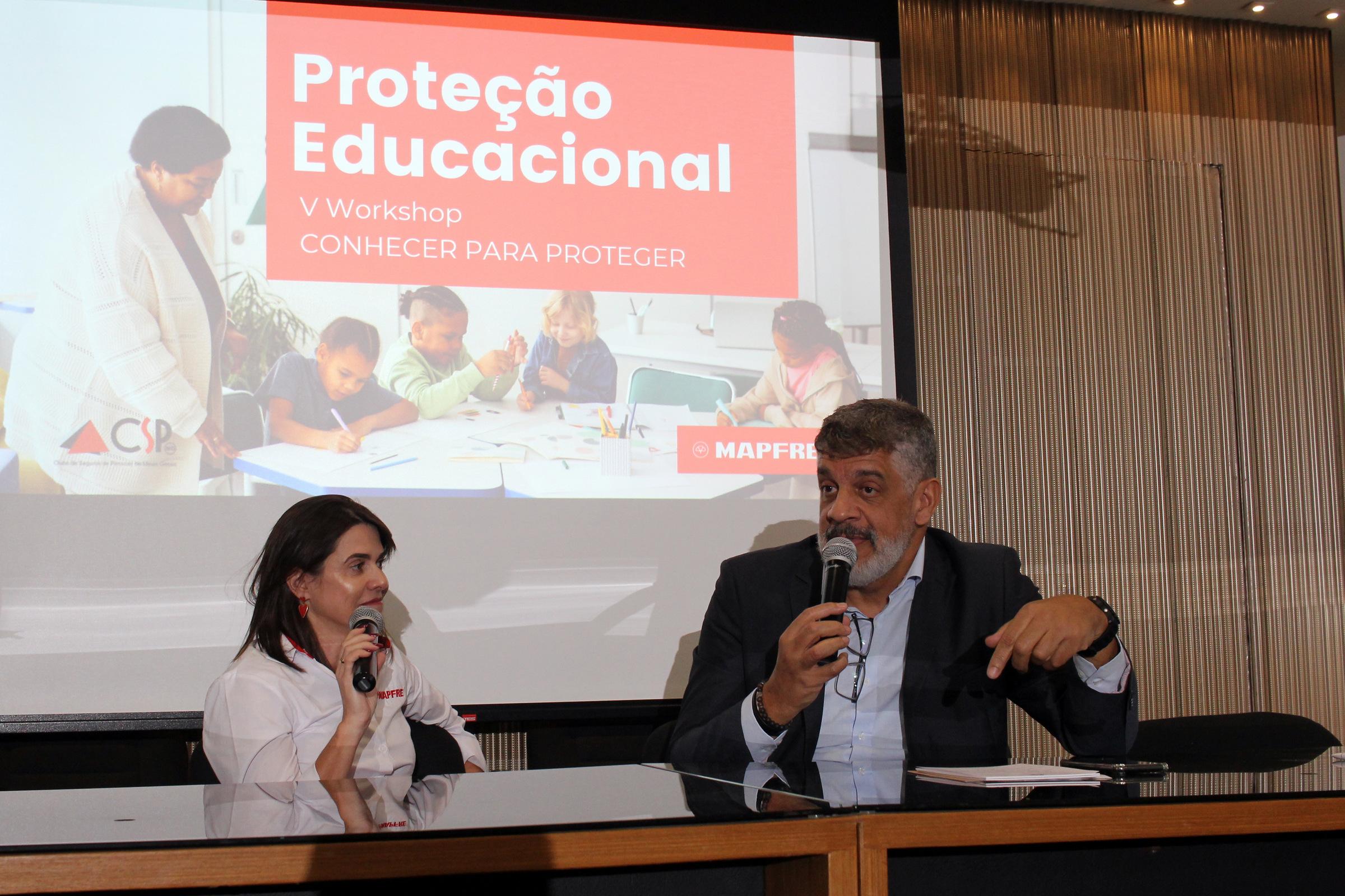 Cláudia Suarez (MAPFRE) apresentou os benefícios do seguro educacional. Na foto, a executiva responde perguntas do mediador do debate, Maurício Tadeu Morais / Foto: Arnaldo Athayde / Divulgação