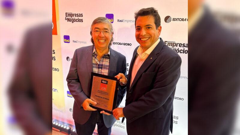 Vice-Presidente de Franquia da Prudential, Humberto Madeira (à esq.), e o diretor de Desenvolvimento de Franquias, Luiz Cruz (à dir.), recebem o selo 5 estrelas / Foto: Divulgação