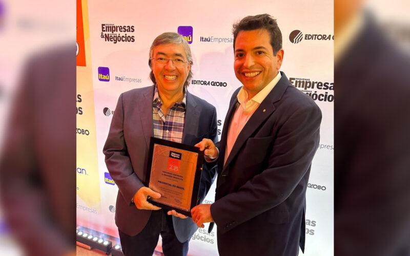 Vice-Presidente de Franquia da Prudential, Humberto Madeira (à esq.), e o diretor de Desenvolvimento de Franquias, Luiz Cruz (à dir.), recebem o selo 5 estrelas / Foto: Divulgação