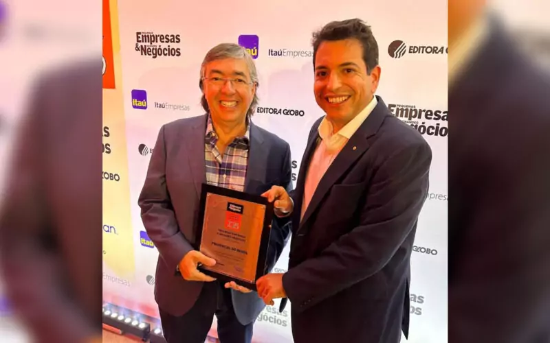 Vice-Presidente de Franquia da Prudential, Humberto Madeira (à esq.), e o diretor de Desenvolvimento de Franquias, Luiz Cruz (à dir.), recebem o selo 5 estrelas / Foto: Divulgação