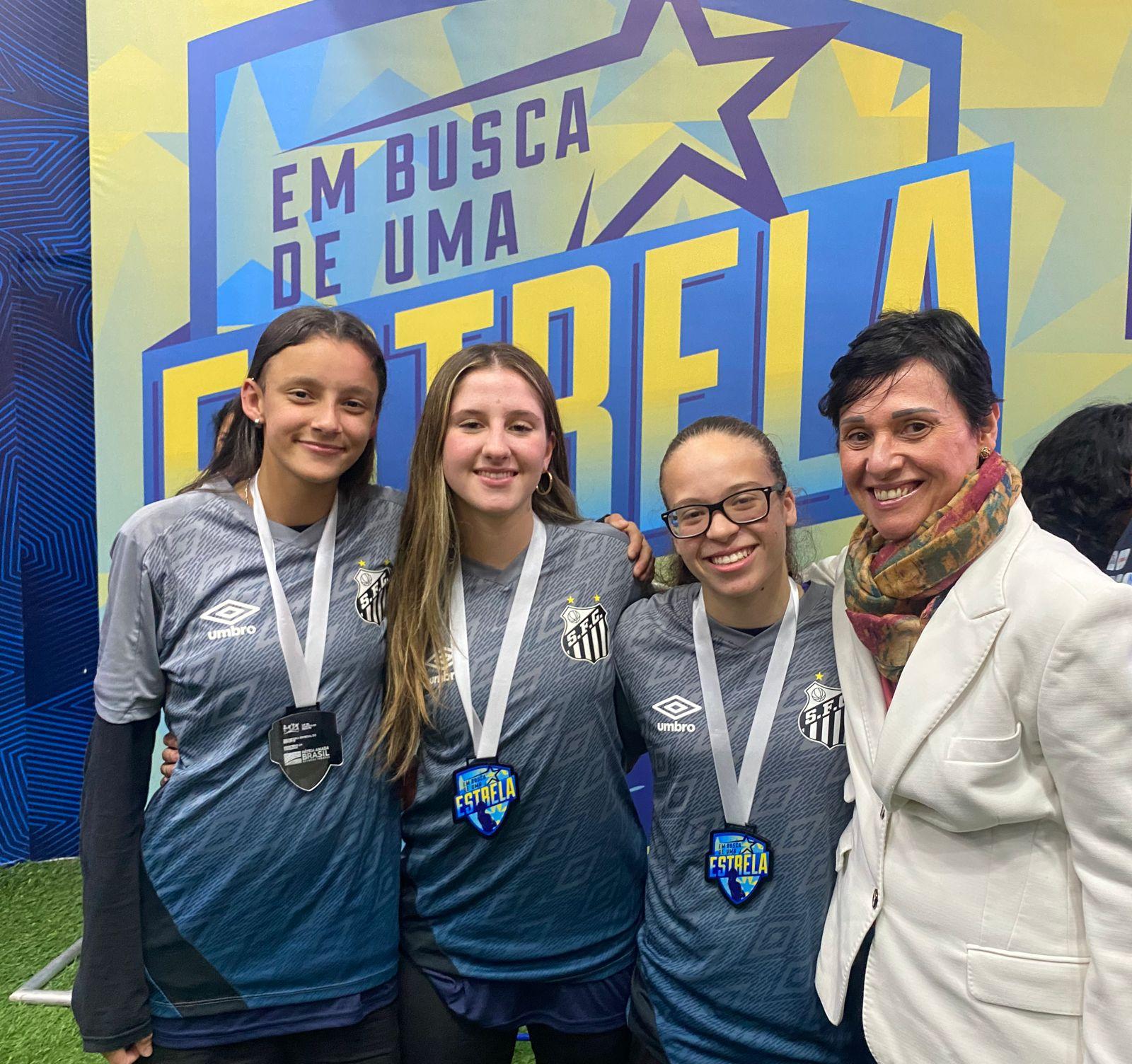 Marcia Lourenço, da EABR, ao lado de três novas jogadoras do Santos FC / Foto: Divulgação