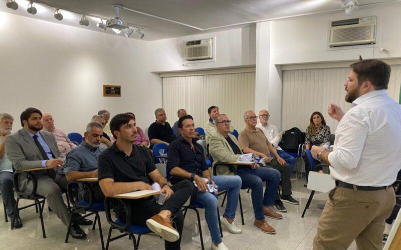 Diretoria e associadas da Aconseg-RJ e Alvanir Macedo, superintendente regionalRJ/ES/MG/NE da Excelsior Seguros / Foto: Divulgação