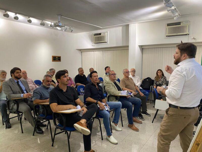 Diretoria e associadas da Aconseg-RJ e Alvanir Macedo, superintendente regionalRJ/ES/MG/NE da Excelsior Seguros / Foto: Divulgação