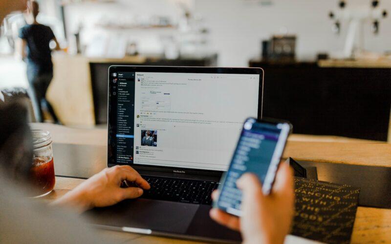 Sinch leva as mensagens dos clientes para o próximo nível com uso da IA na API Smart Conversations / Foto: Austin Distel / Unsplash Images