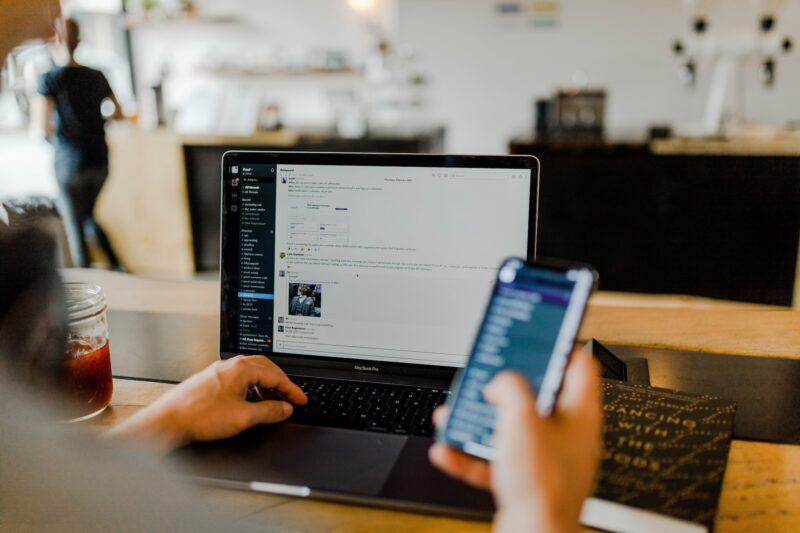 Sinch leva as mensagens dos clientes para o próximo nível com uso da IA na API Smart Conversations / Foto: Austin Distel / Unsplash Images