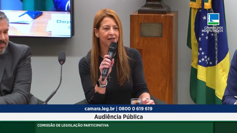 Ana Paula de Almeida durante audiência pública / Divulgação
