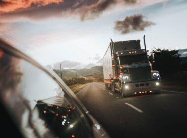 Lei nº 14.599/23 reafirma pontos importantes nos processos do transporte rodoviário de cargas / Foto: Josiah Farrow / Unsplash Images
