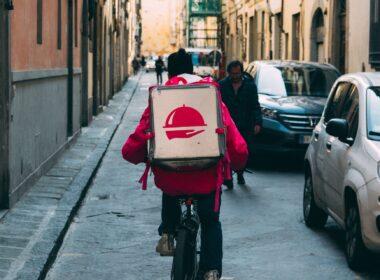Marca de delivery lança central para entregadores vítimas de discriminação / Foto: Kai Pilger / Unsplash Images