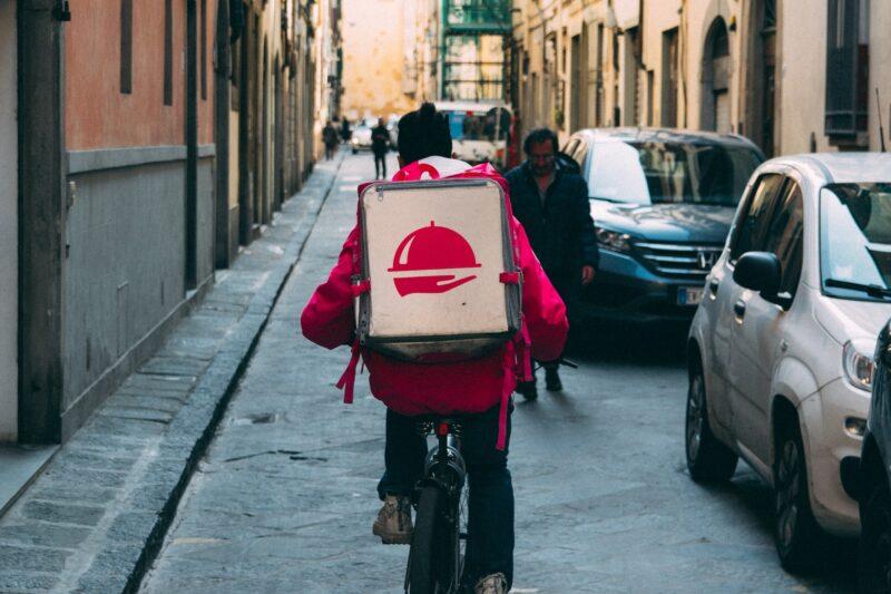 Marca de delivery lança central para entregadores vítimas de discriminação / Foto: Kai Pilger / Unsplash Images