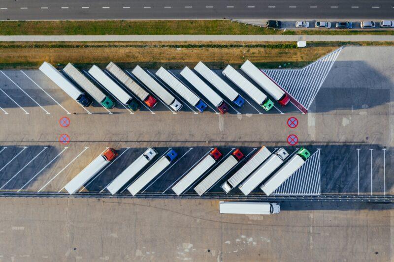 Lula sanciona Lei que obriga contratação de seguro de carga por transportadores / Foto: Marcin Jozwiak / Unsplash Images