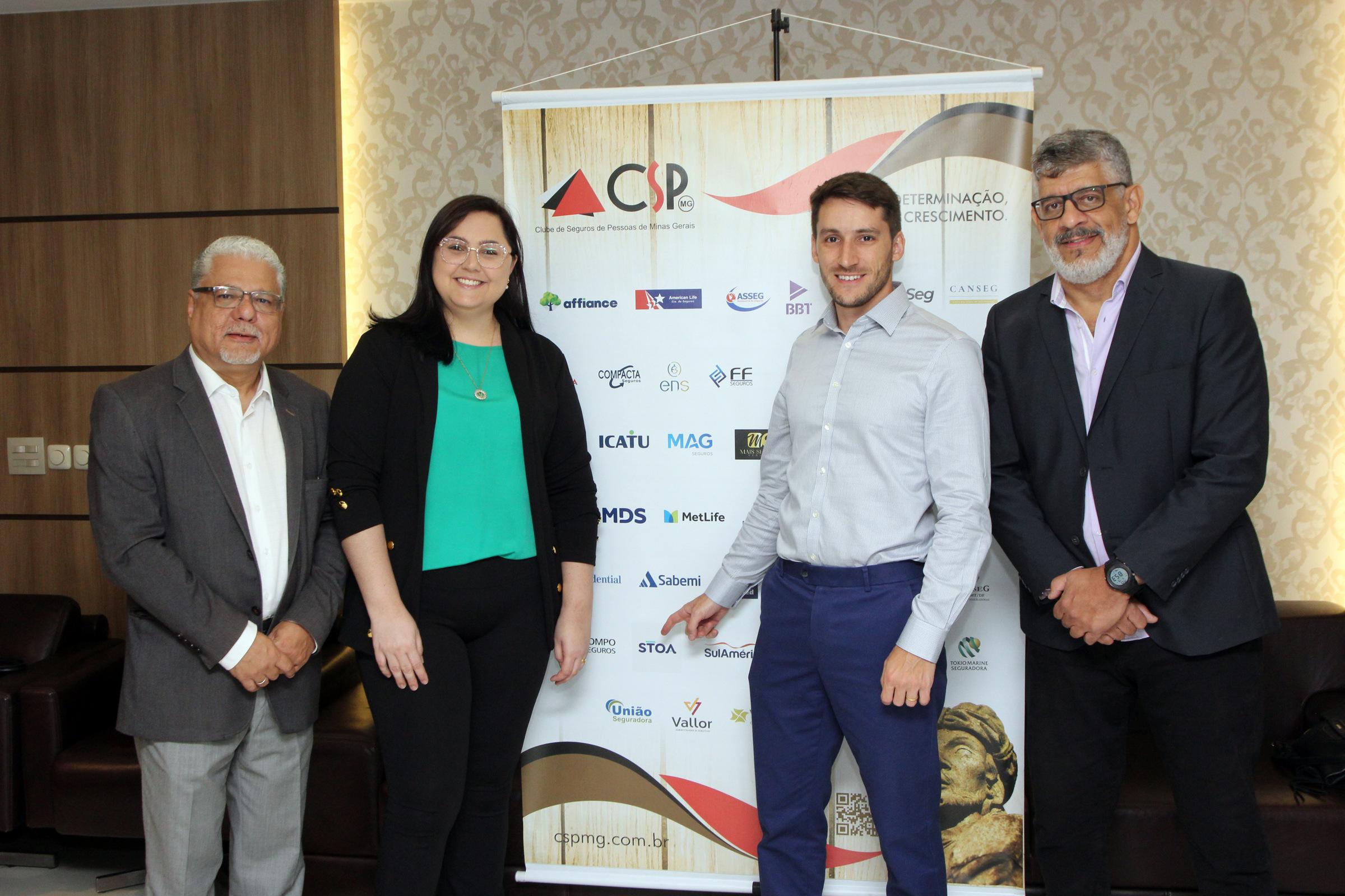 João Paulo Mello (presidente do CSP-MG), Vitória Amaral (coordenadora operacional da Stoa), Eduardo Marcellini (CEO da Stoa) e Maurício Tadeu Morais (diretor do CSP-MG) / Foto: Arnaldo Athayde / Divulgação