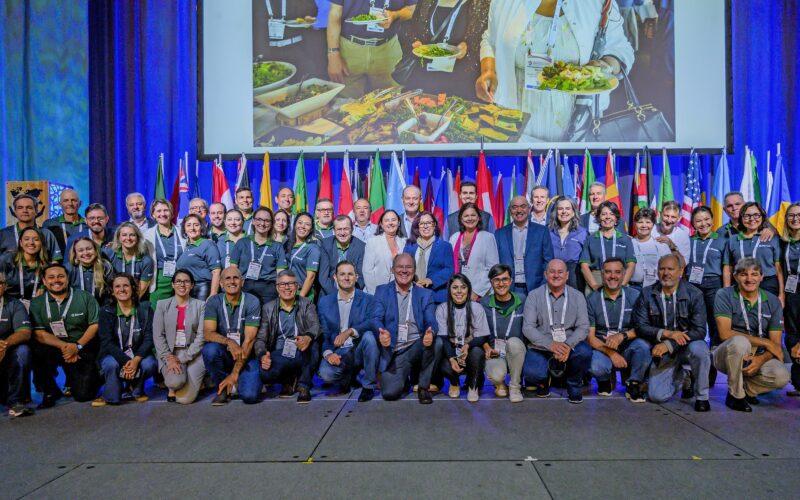 Cerca de 70 representantes do Sicredi participaram de diversos debates a respeito de temas como digitalização, financiamento climático, o futuro do trabalho, entre outros, na Conferência WOCCU / Foto: Divulgação