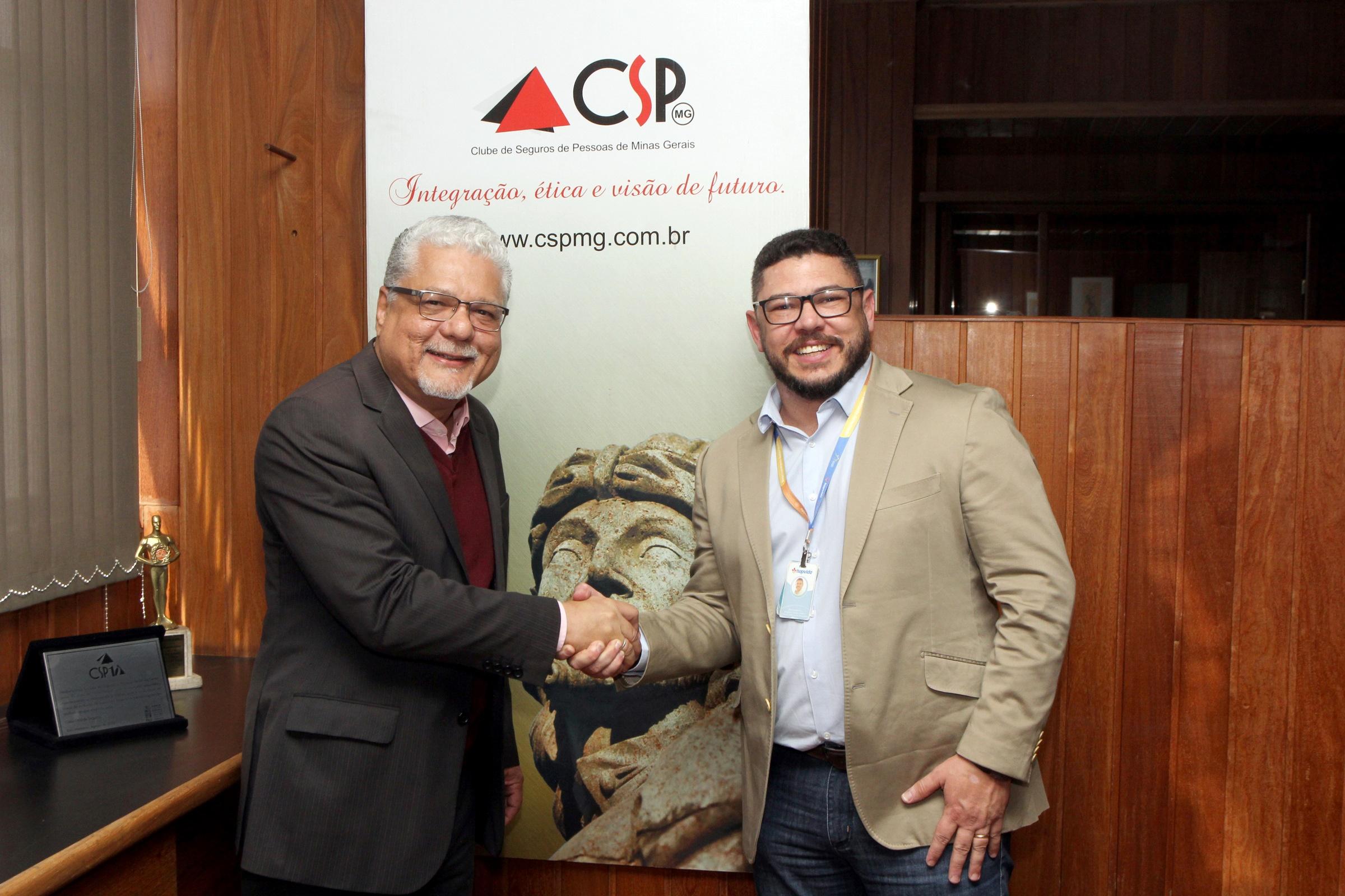 João Paulo Mello, presidente do CSP-MG, dá as boas-vindas ao diretor Comercial Varejo da companhia, Rondinelly Moreira / Foto: Arnaldo Athayde / Divulgação