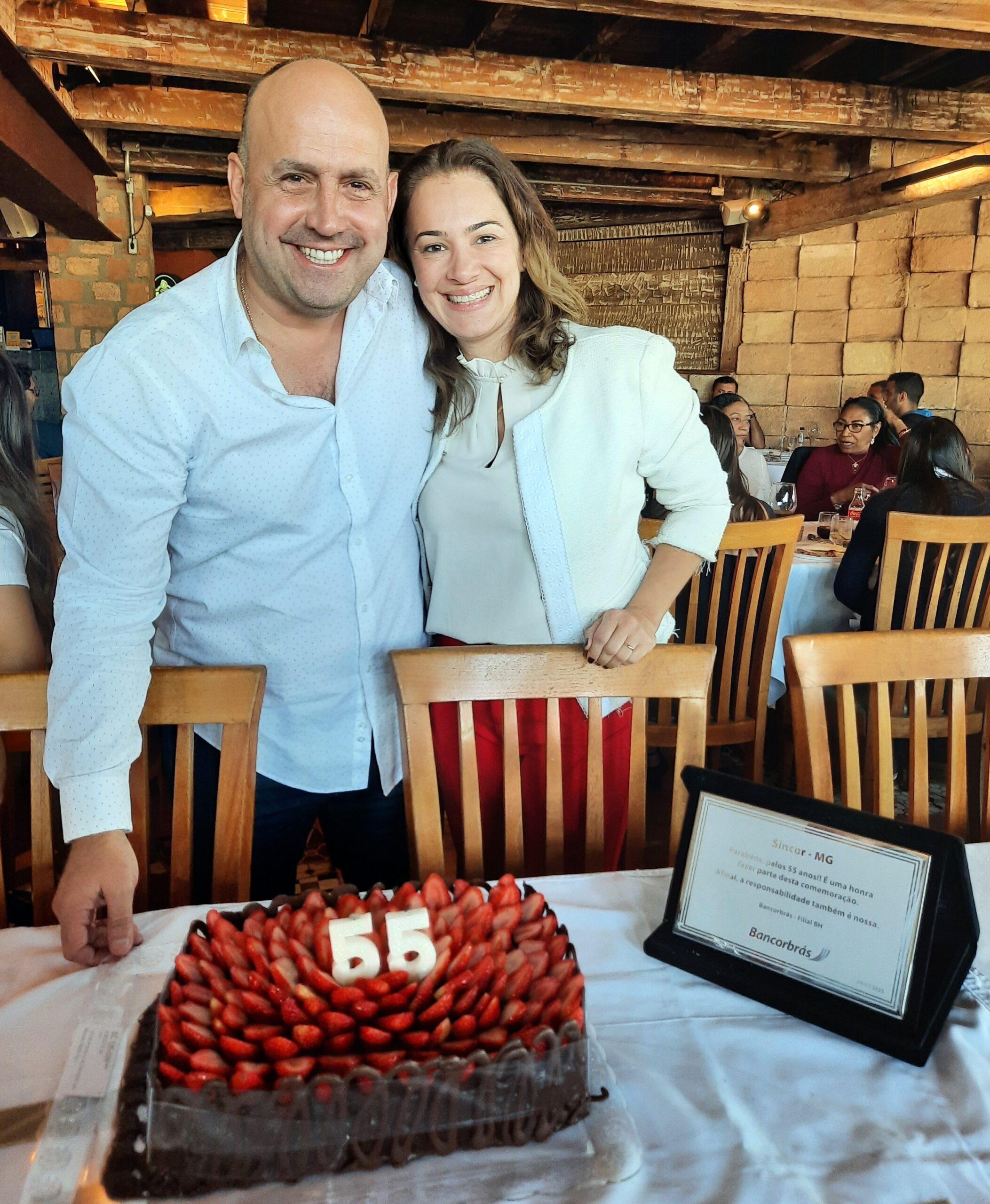 Gustavo Bentes e sua esposa Regina Bentes: comemoração teve direito a bolo e homenagens ao Sincor-MG/ Foto: Divulgação