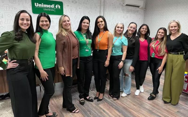 Equipes da Unimed Uberlândia e Quanta Previdência na assinatura do contrato / Foto: Divulgação