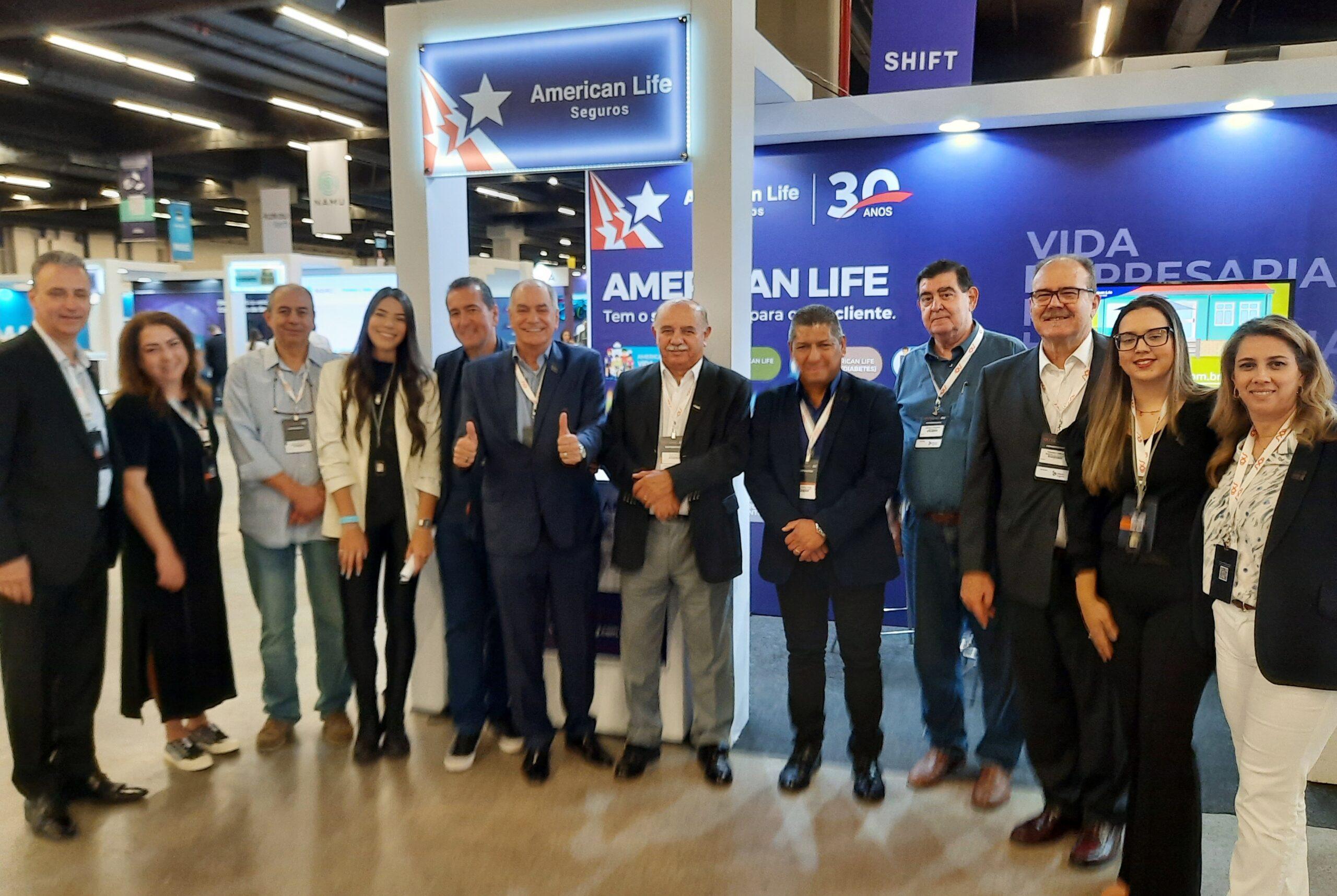 Executivos e colaboradores da American Life no estande da companhia na ExpoInsurtech / Foto: Divulgação