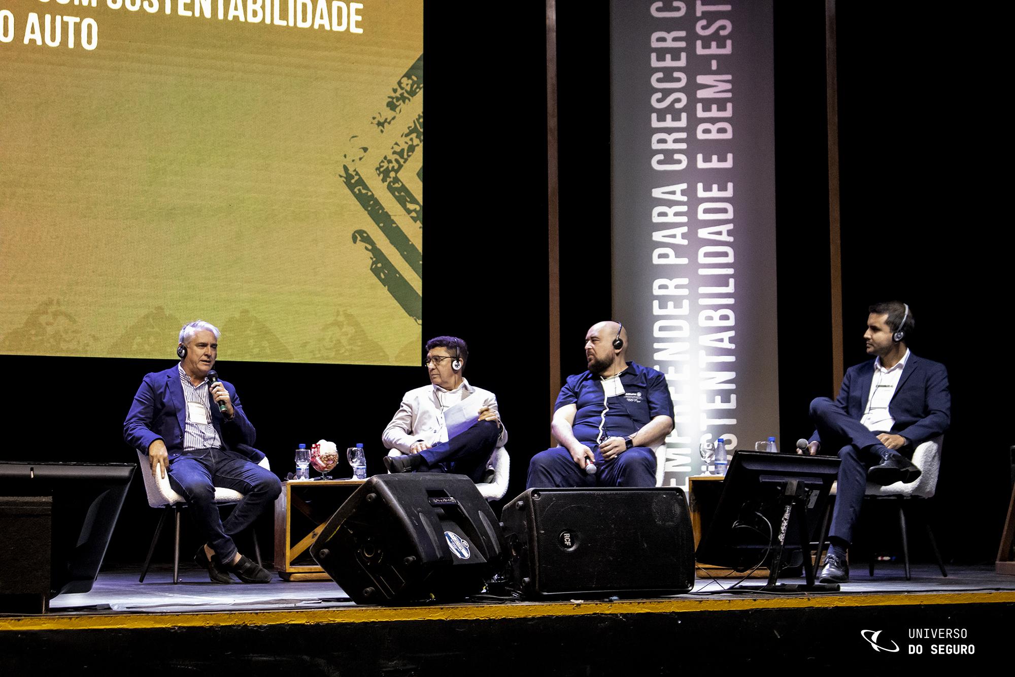 Mauro Gonçalves (Executivo da B10 Corretora de Seguros), José Cristovão Martins (Presidente do Sincor-MT), Saulo Gabriel (Superintendente de Produtos - Seguro de Pessoas da Allianz Seguros) e Regis Melo, executivo comercial para o canal Corretor da Maxpar | Autoglass / Foto: William Anthony / Universo do Seguro