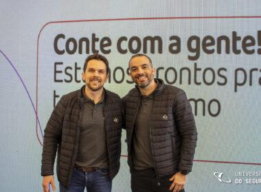 Denis Ferro, Head Senior de Seguros do Santander; e Rogério Souza, CEO da Auto Compara / Foto: William Anthony / Universo do Seguro