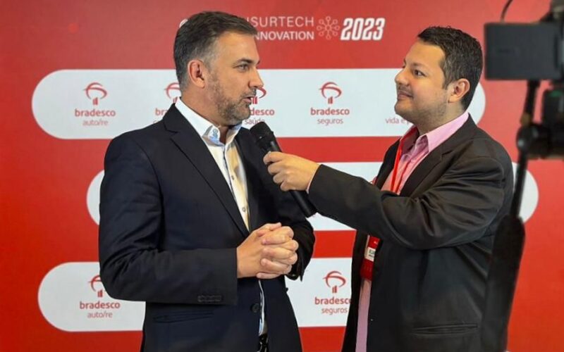 Leonardo Pereira de Freitas, Diretor Comercial da Bradesco Auto/RE, e William Anthony, Fundador do Universo do Seguro / Foto: Reprodução