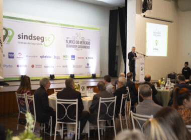 Presidente da FenaPrevi palestra no Almoço do Mercado Segurador Catarinense comemorativo aos 99 anos do SindsegSC / Foto: Douglas Seiler Fotografia / Divulgação