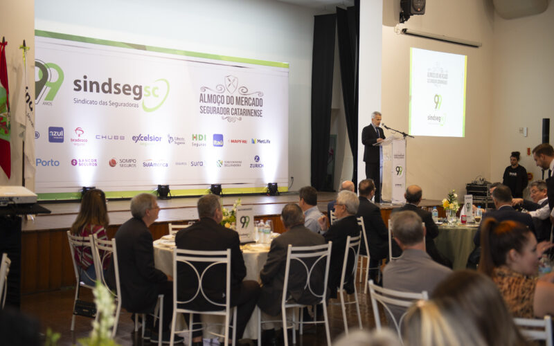 Presidente da FenaPrevi palestra no Almoço do Mercado Segurador Catarinense comemorativo aos 99 anos do SindsegSC / Foto: Douglas Seiler Fotografia / Divulgação