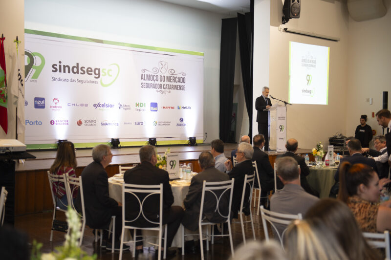 Presidente da FenaPrevi palestra no Almoço do Mercado Segurador Catarinense comemorativo aos 99 anos do SindsegSC / Foto: Douglas Seiler Fotografia / Divulgação