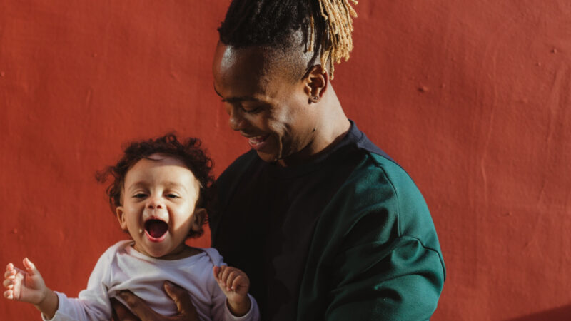 Campanha de Dia dos Pais da AmorSaúde é pautada por acessibilidade e saúde mental / Foto: Humphrey Muleba / Unsplash Images
