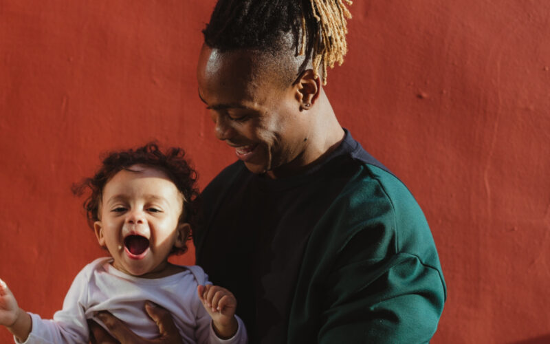 Campanha de Dia dos Pais da AmorSaúde é pautada por acessibilidade e saúde mental / Foto: Humphrey Muleba / Unsplash Images