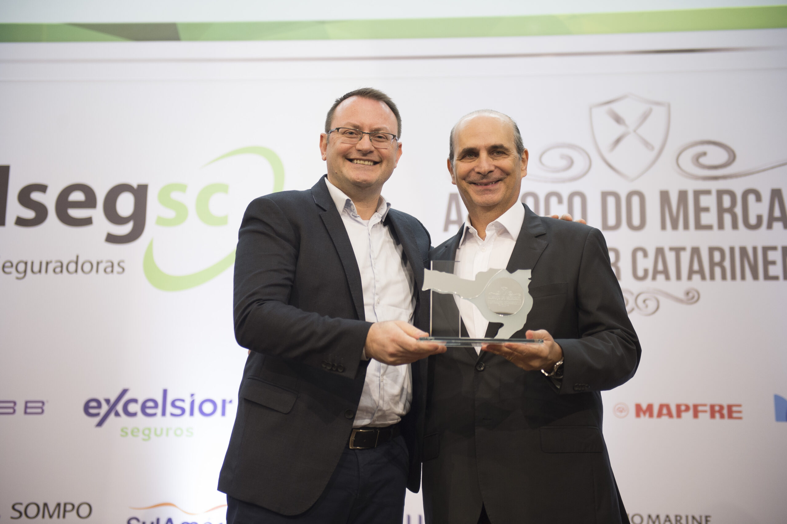 João Amato, Presidente do SindsegSC; e Edson Franco, Presidente da FenaPrevi / Foto: Douglas Seiler Fotografia / Divulgação