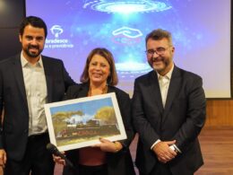 O diretor-presidente da Bradesco Vida e Previdência, Jorge Nasser, (D) e o superintendente Executivo da Bradesco Vida e Previdência, José Luiz Fontes, prestam homenagem ao CCS-RJ e entregam à Fátima Monteiro, presidente do Clube, aquarela da locomotiva da Bradesco / Foto: Bruno Santiago / Divulgação