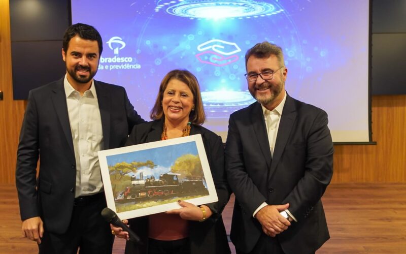 O diretor-presidente da Bradesco Vida e Previdência, Jorge Nasser, (D) e o superintendente Executivo da Bradesco Vida e Previdência, José Luiz Fontes, prestam homenagem ao CCS-RJ e entregam à Fátima Monteiro, presidente do Clube, aquarela da locomotiva da Bradesco / Foto: Bruno Santiago / Divulgação