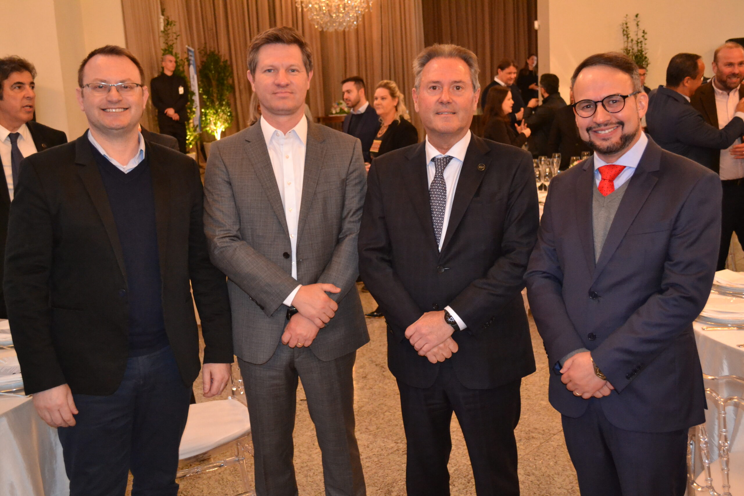 O anfitrião Altevir Prado, ao lado do presidente do Tribunal de Justiça do Paraná, Luiz Fernando Keppen, e do secretário de Justiça e Cidadania Santin Roveda / Foto: Divulgação