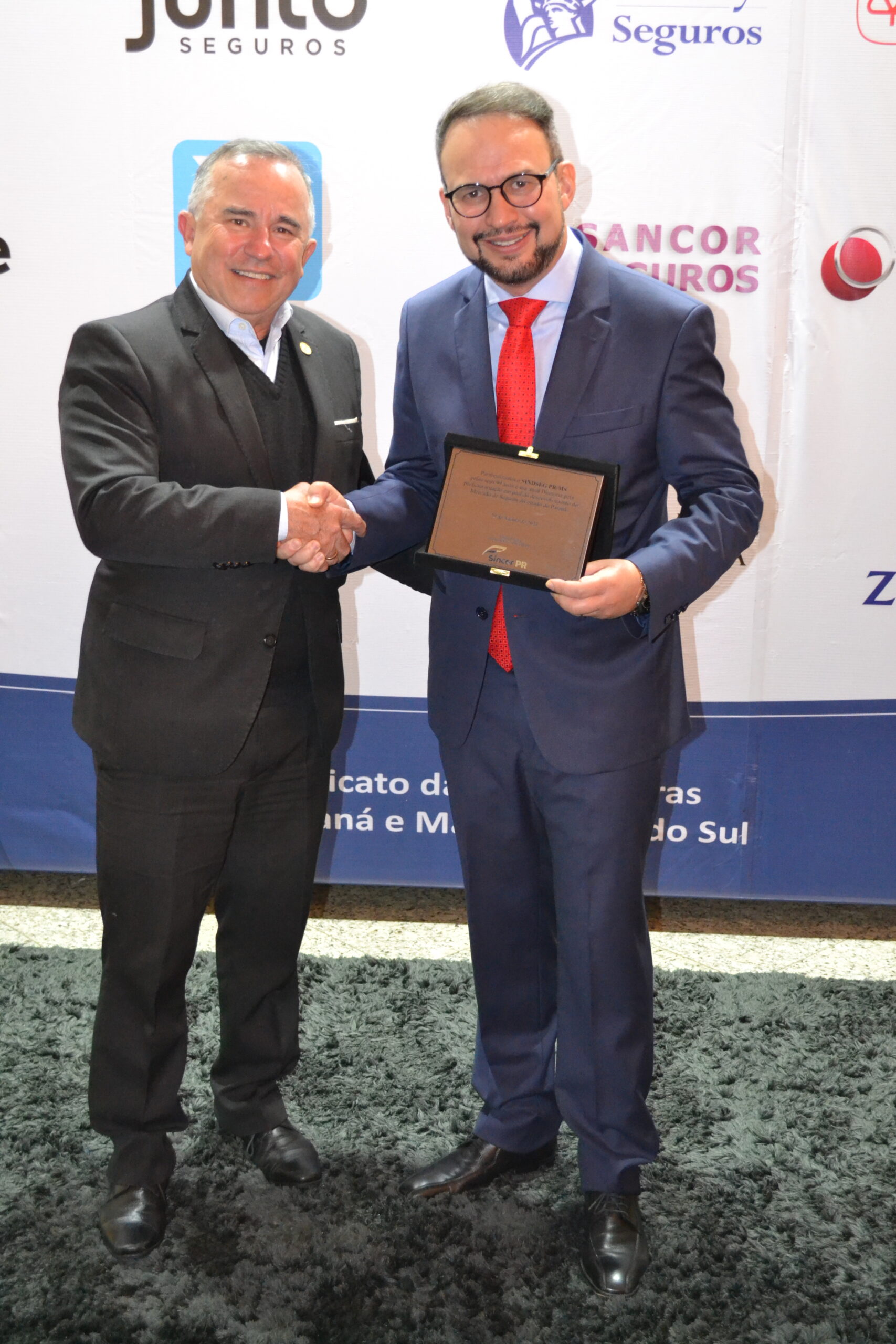Presidente do Sincor PR Wilson Pereira entrega placa de homenagem ao Sindseg PR/MS / Foto: Divulgação