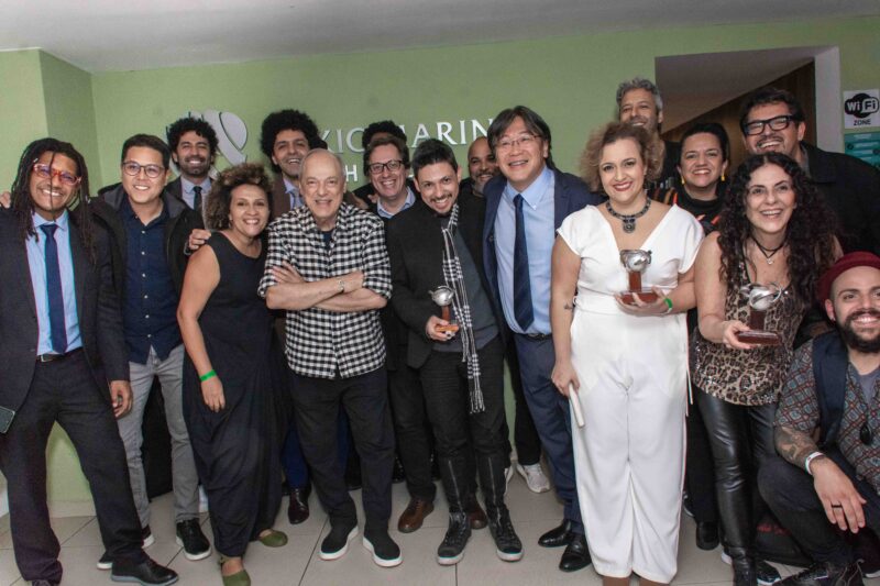 Masaaki Itakura, Flávio Otsuka e o cantor Toquinho com a vencedora Jana Vasconcellos e demais finalistas / Foto: Dercio Geraldo / @fotojornalismogdercio / Divulgação